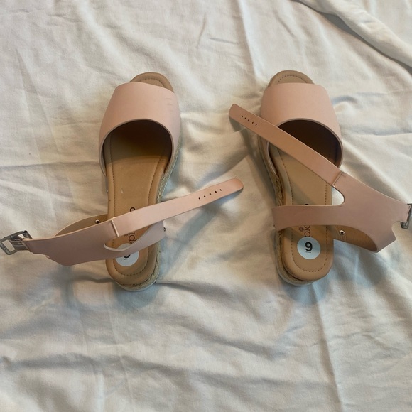 Casual walking shoes. - Picture 2 of 5